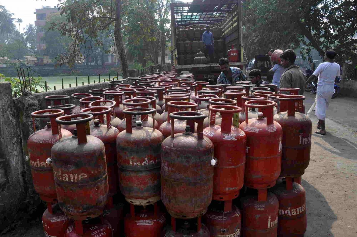 Cabinet clears Rs 22,000 crores grant for oil firms to offset LPG losses