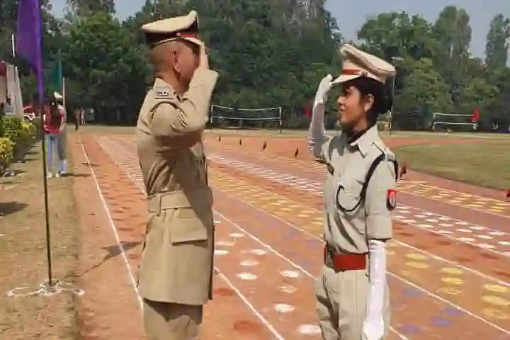 Uniformed daughter salutes officer father to make him proud