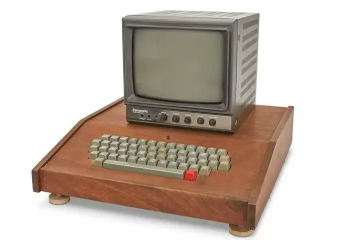 Apple’s first computer made by Steve Wozniak and Steve Jobs auctioned for $400,000