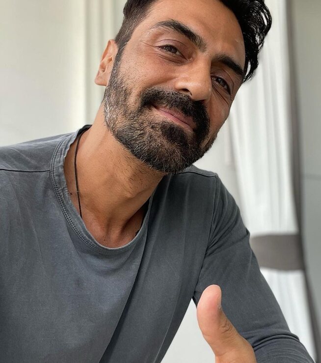 Arjun Rampal recovers from Covid-19 quickly and attributes it to vaccine!
