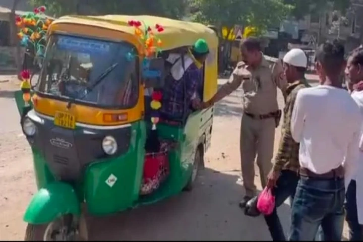 27 travellers in a single auto rickshaw stun bystanders and Uttar Pradesh Police!