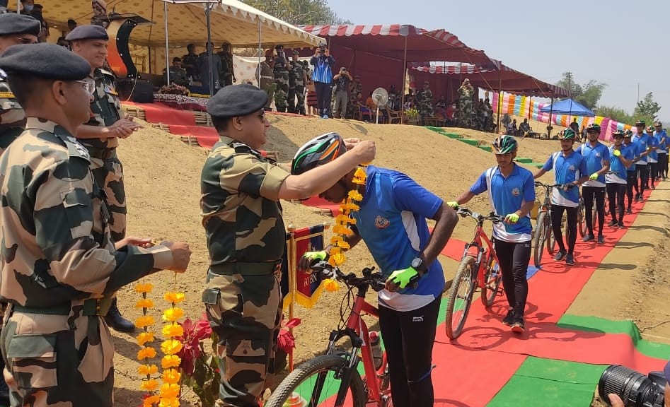 BSF soldiers pedal 4,000 km along Indo-Bangladesh border, commemorate 1971 war