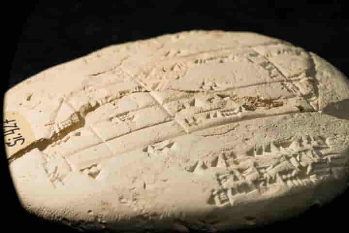 A 3,700-year-old Babylonian clay tablet shows masterly use of Applied Geometry!