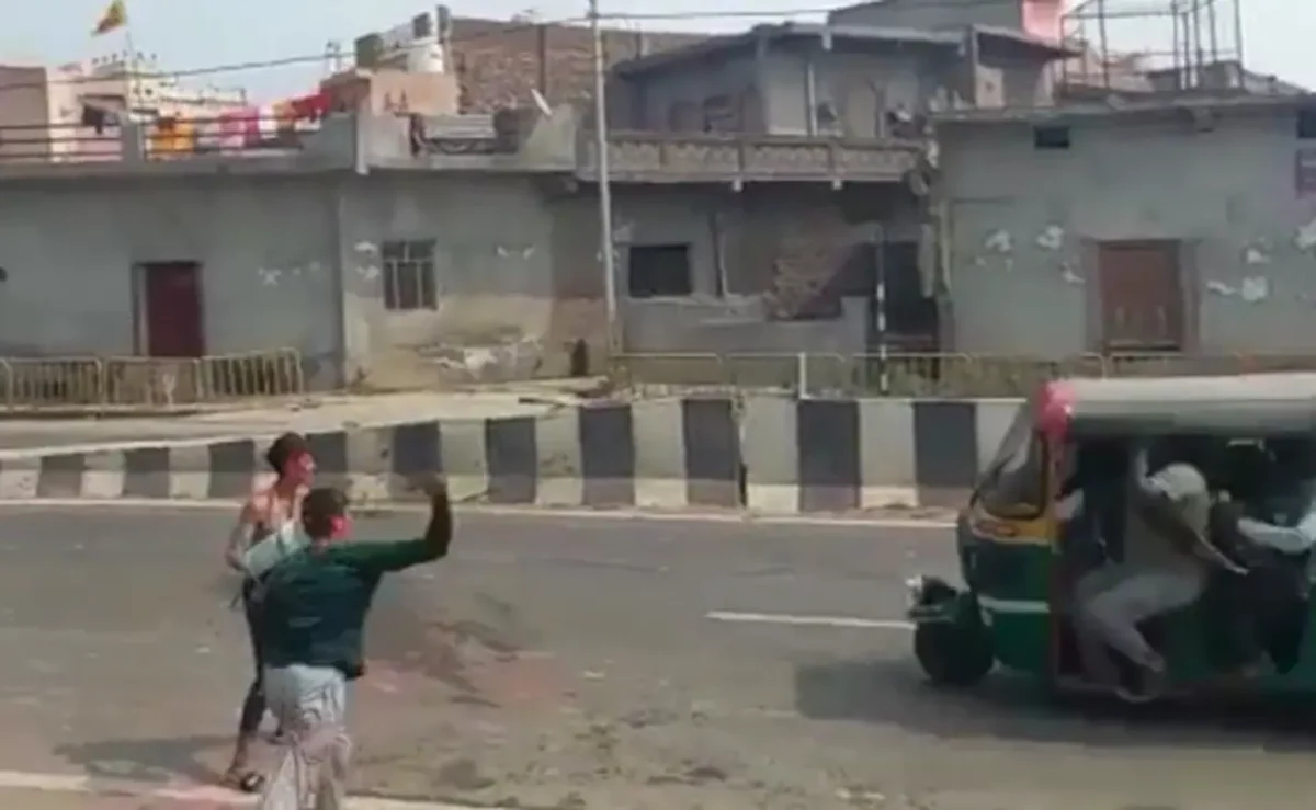 Video: Autorickshaw crashes as Holi reveller hits driver with a water balloon, several hurt