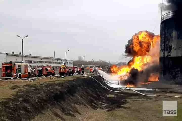 Video: Ukraine helicopters fire missiles at oil depot in Russia