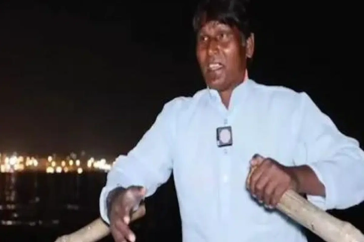 Varanasi’s singer boatman mesmerises people while ferrying them across the Ganga!