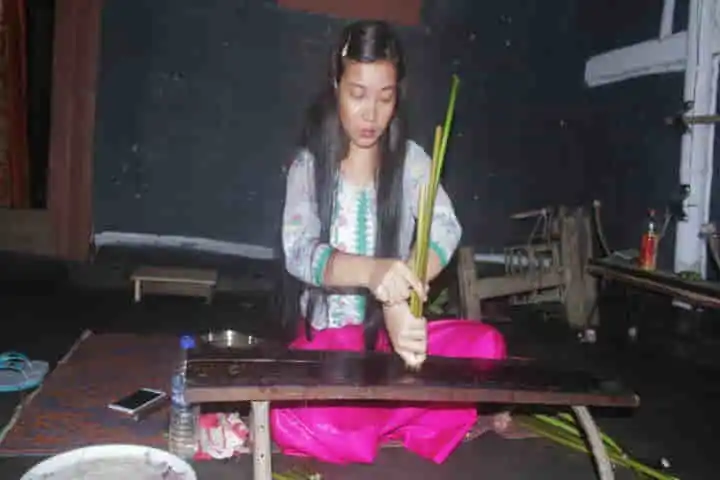 Manipur’s young woman entrepreneur uses lotus yarn to make neckties and scarves