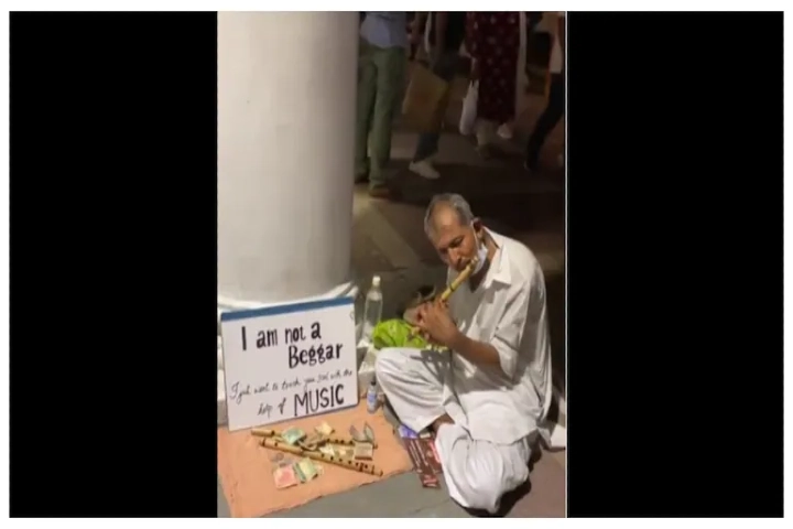 Delhi’s Connaught Place has a new icon – an elderly flutist who plays to touch people’s hearts!