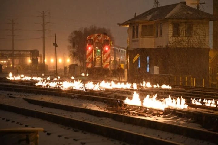 Video: Chicago trains run through flames on tracks