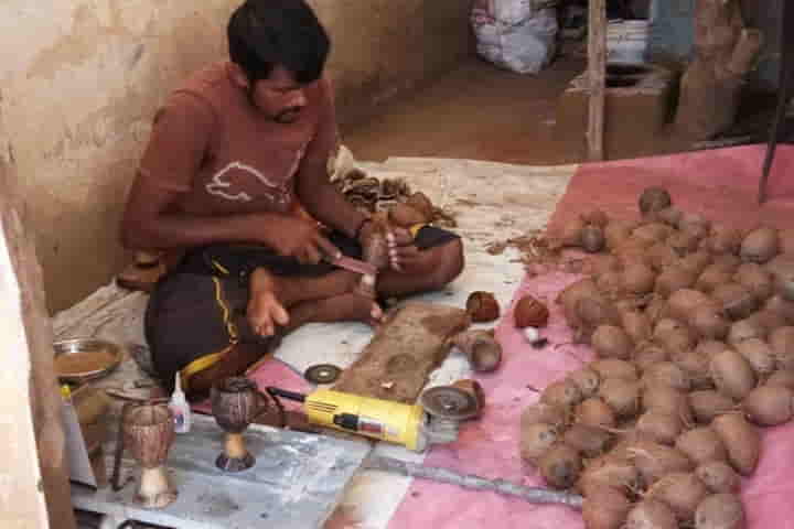 Tamil Nadu artisan turns coconut shells into aesthetic and useful products