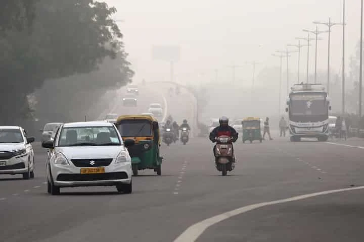 Delhi cloaked in dense fog as cold wave sweeps Northern states