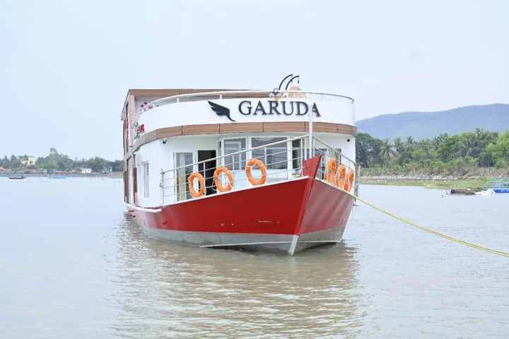 Odisha takes tourism to the next level – launches ‘Garuda’, the luxury houseboat for tourists in Chilika lake