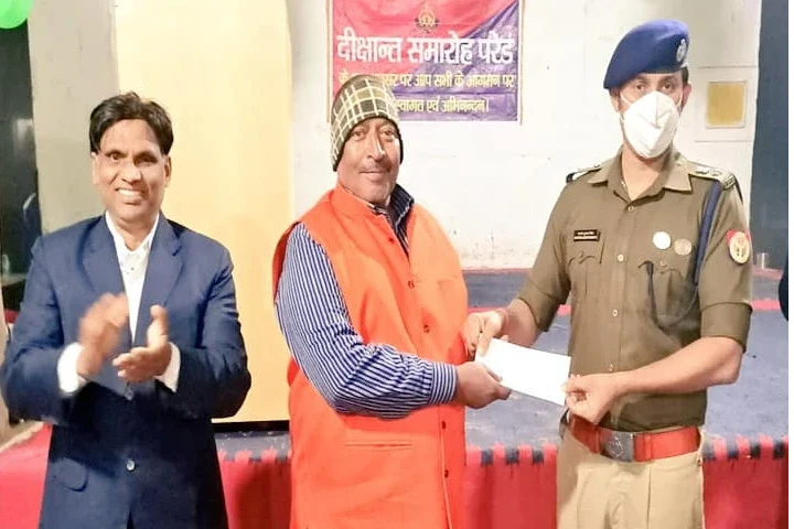 Cop eats 60 puris and wins a cash prize too!