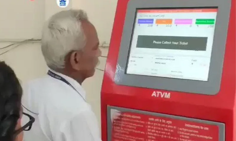 WATCH: Railway staffer issuing tickets to passengers at amazing speed, hailed as hero online