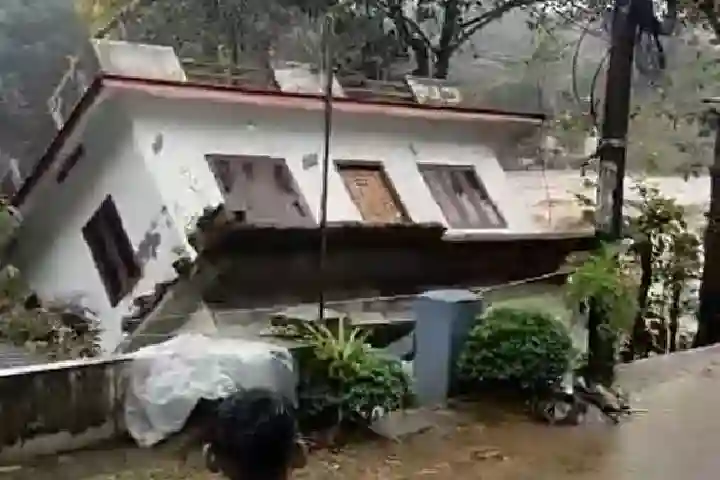 Viral video of house collapse in Kerala shocks netizens