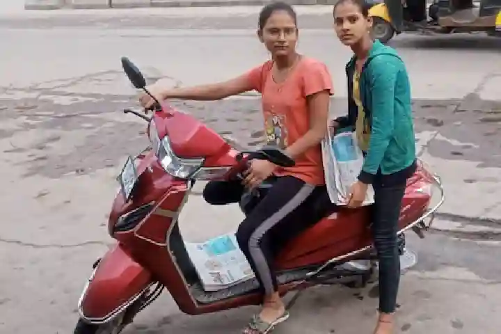 Hyderabad sisters make father proud by earning Rs.10,000 as newspaper vendors
