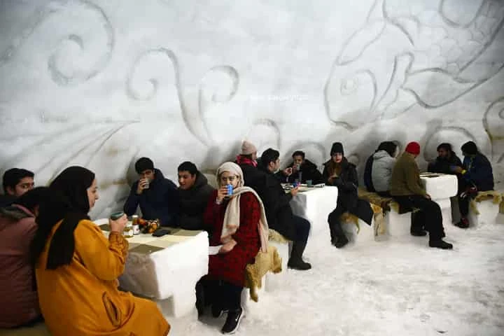 Tourists throng world’s largest igloo café in Gulmarg