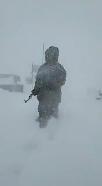 Awesome Video: Indian army jawan stands bravely amid hostile wind & snowfall at high altitude area on LoC.