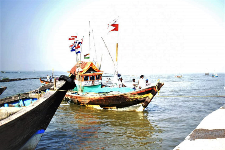 Chinese fishing trawlers swamp Arabian Sea, Baloch fishermen protest