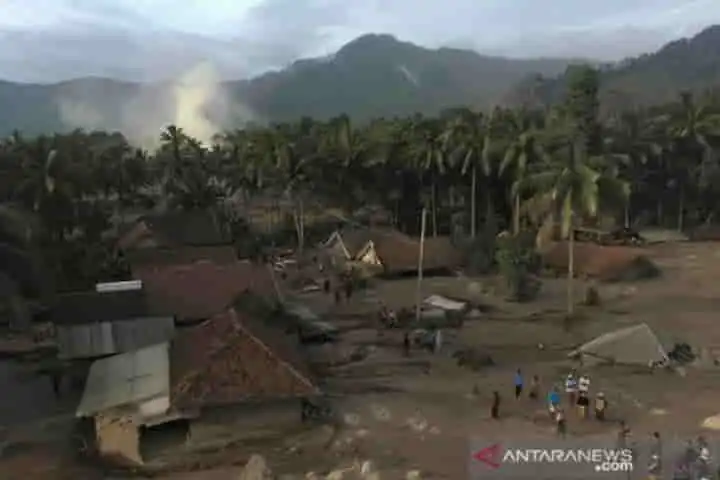 Indonesia villages buried in hot ash as volcano erupts, 14 killed & dozens injured