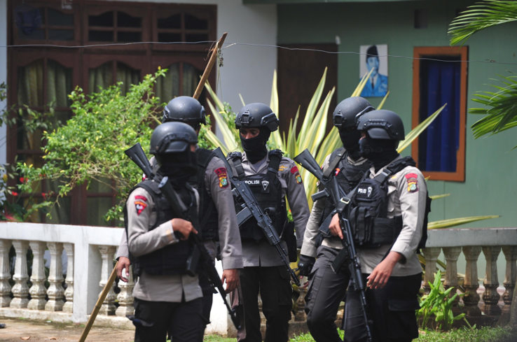 Church blasts kill 2 suicide bombers in Indonesia