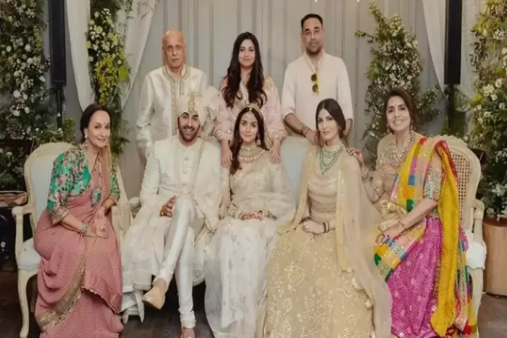 Ranbir-Alia wedding: Kapoors and Bhatts pose all smiles for perfect family picture