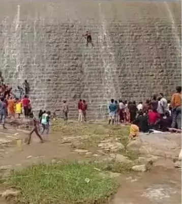 Video: Youngster badly injured as stunt to climb 50-foot dam near Bengaluru goes horribly wrong
