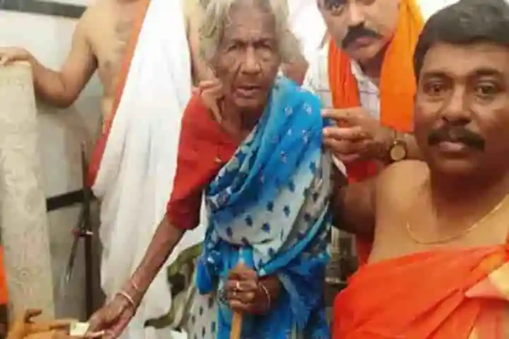 Karnataka’s beggar woman donates Rs.10,000 savings for Lord Hanuman’s silver mask