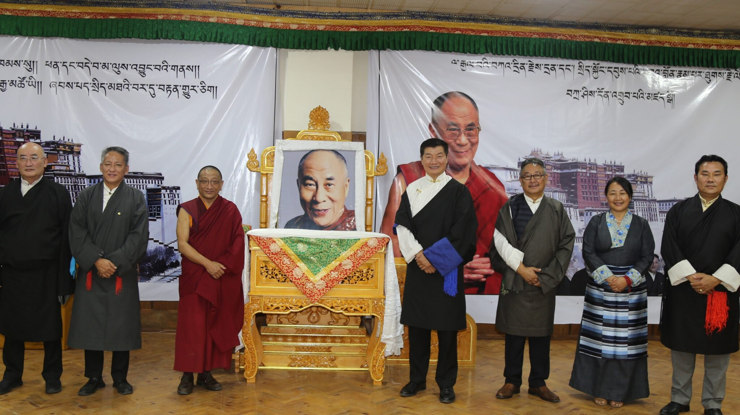Dalai Lama commends the outgoing President and cabinet of the Tibetan Government in Exile