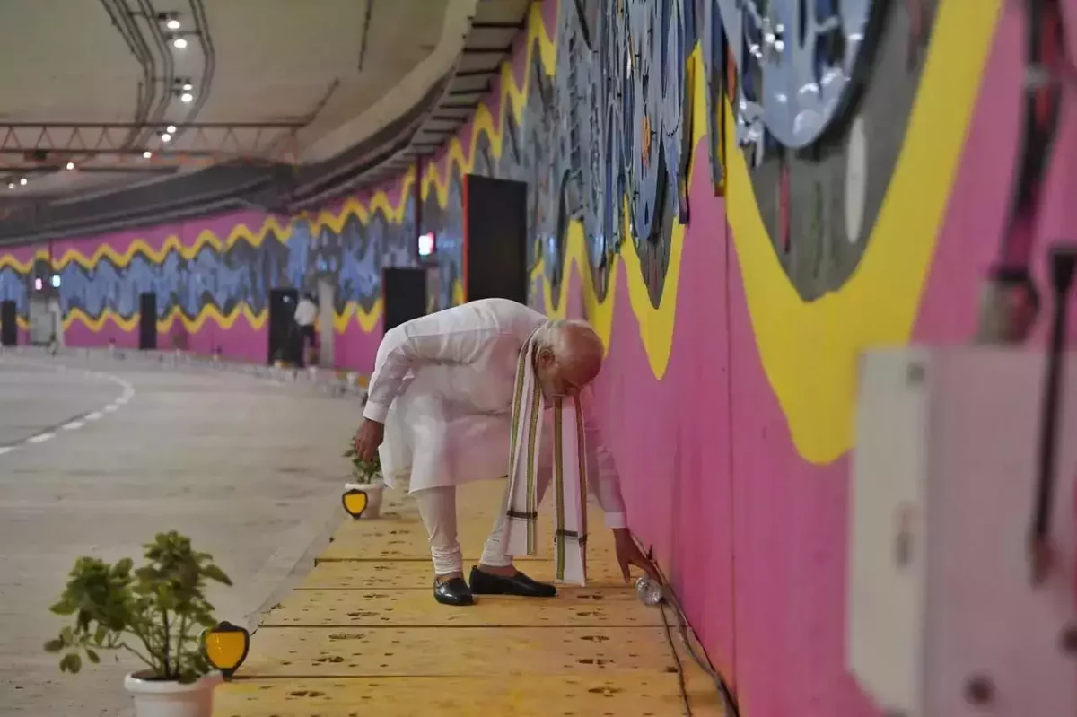 PM Modi picks up litter in newly opened Delhi tunnel to drive home Swachh Bharat message