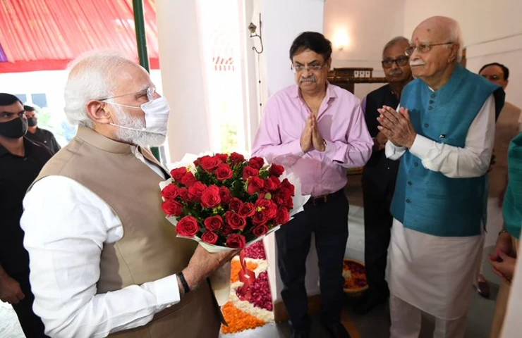 Modi meets senior BJP leader LK Advani on his 94th birthday
