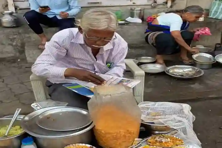 Video Of 70-year-old Nagpur’s independent couple selling poha on roadside impresses Netizens