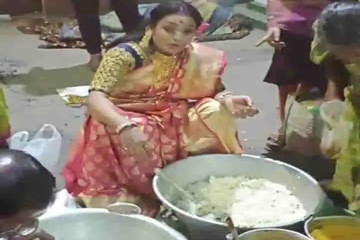 Netizens praise Kolkata woman distributing wedding food to the needy