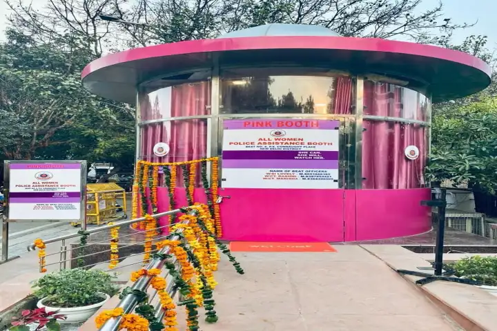 Delhi Police sets up “pink booth” in Connaught Place for security of women shoppers