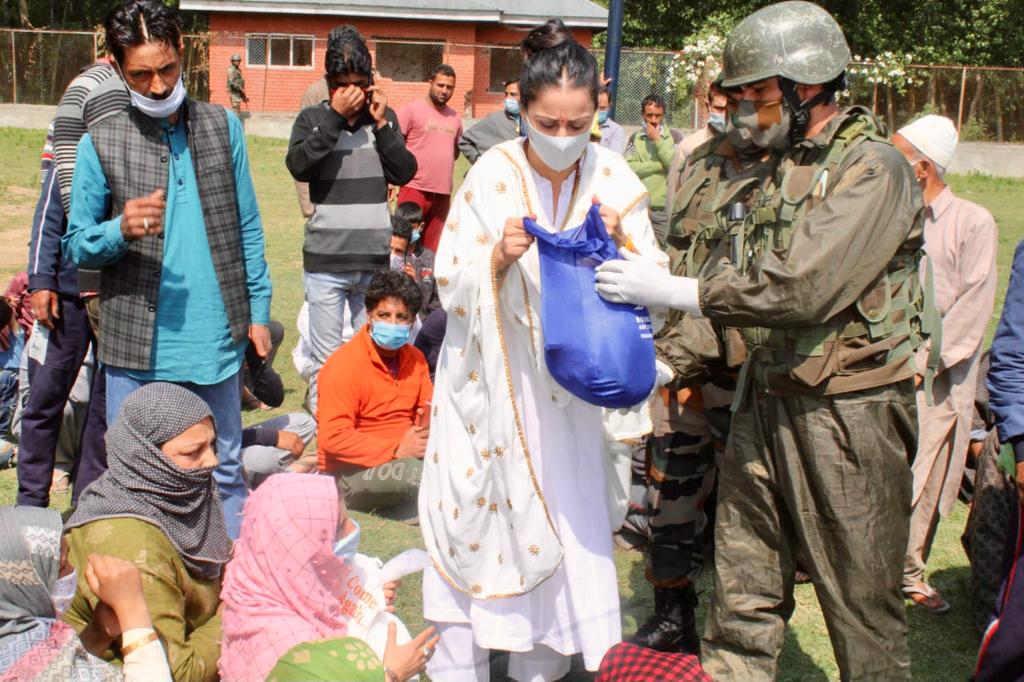 Indian Army and Rouble Nagi Art Foundation join hands to feed people in J&K
