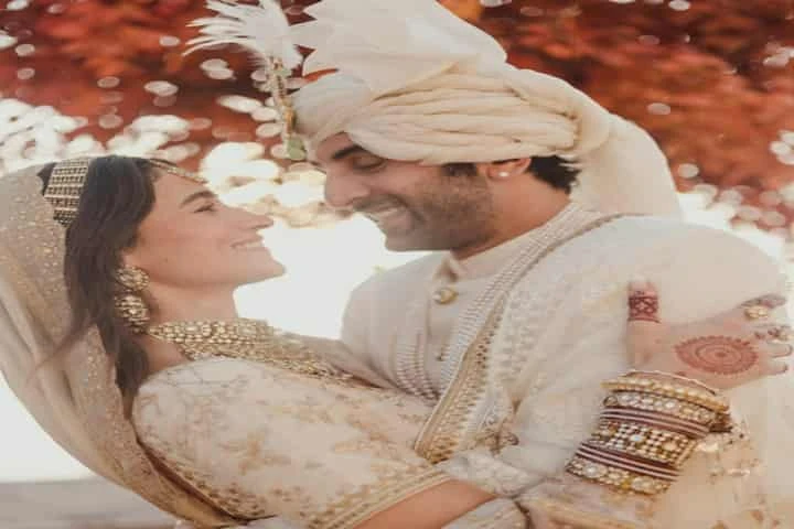 Newlyweds Ranbir, Alia dance their hearts out to SRK’s ‘Chaiyya Chaiyya’
