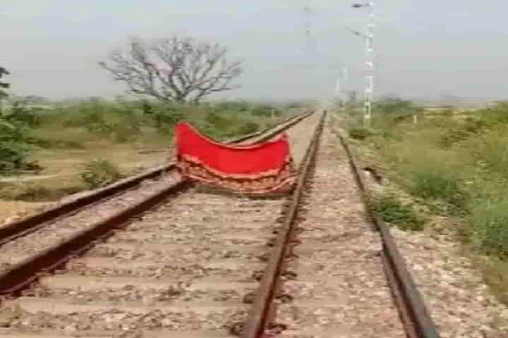 Alert village woman flags red saree -averts major rail accident in Uttar Pradesh