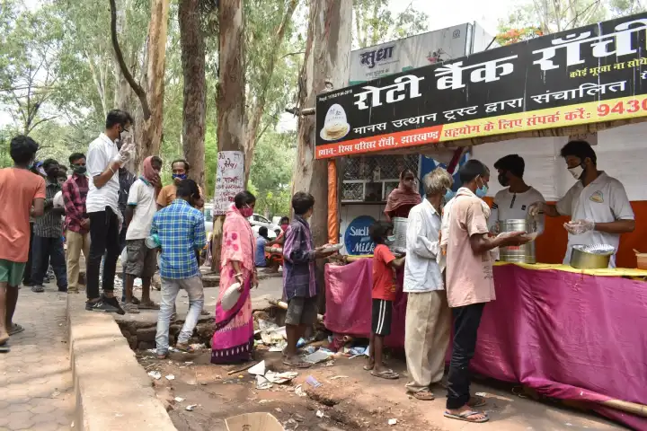 Ranchi’s Vijay Pathak feeds hundreds daily at Government hospital
