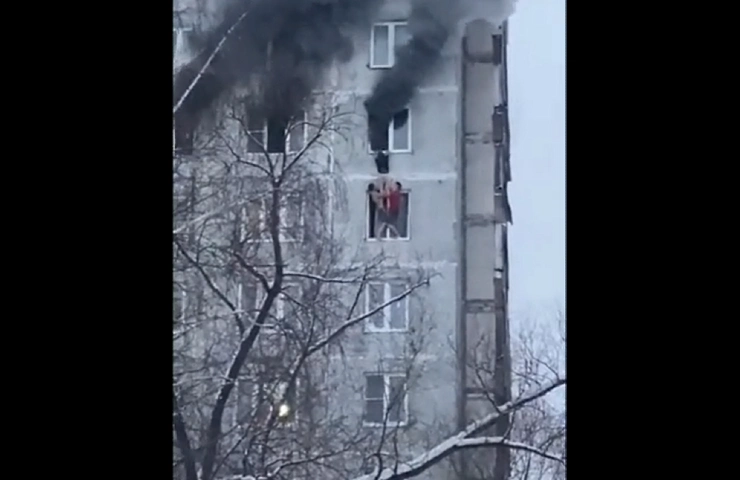 Video: Two bravehearts rescue girl from jaws of death as high-rise building catches fire