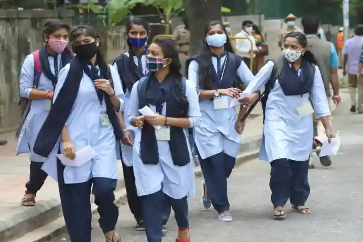 India’s daily count of fresh COVID-19 cases falls below 1 lakh, schools re-open in five states