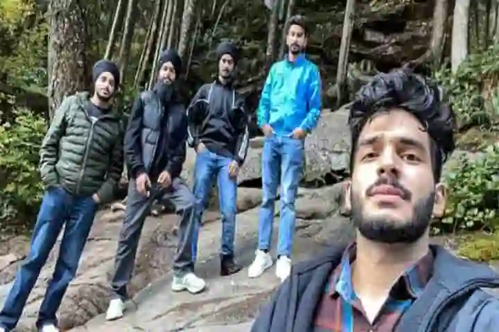 Five Sikh men untie their turbans to rescue two hikers in a pool