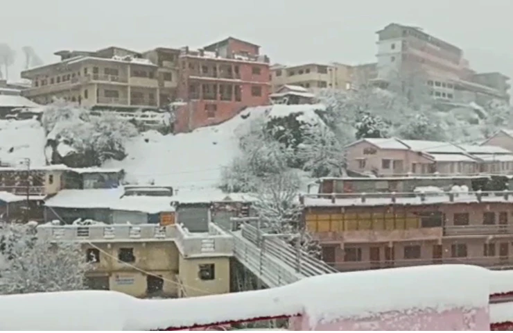 Badrinath shrine, hill station Auli receive fresh spell of snowfall