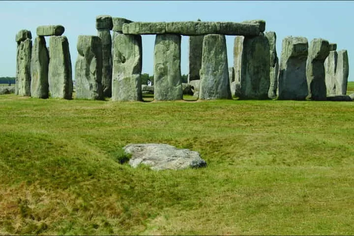 Formation of England’s Stonehenge reveals a permanent Solar Calendar