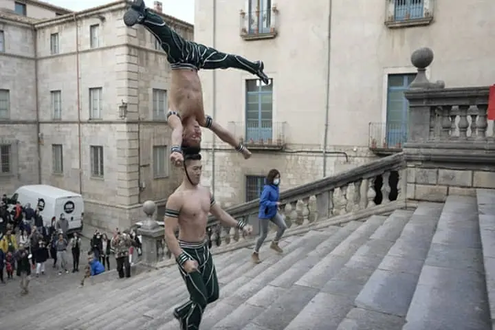Vietnam’s acrobatic twins climb 100 stairs in 53 seconds!
