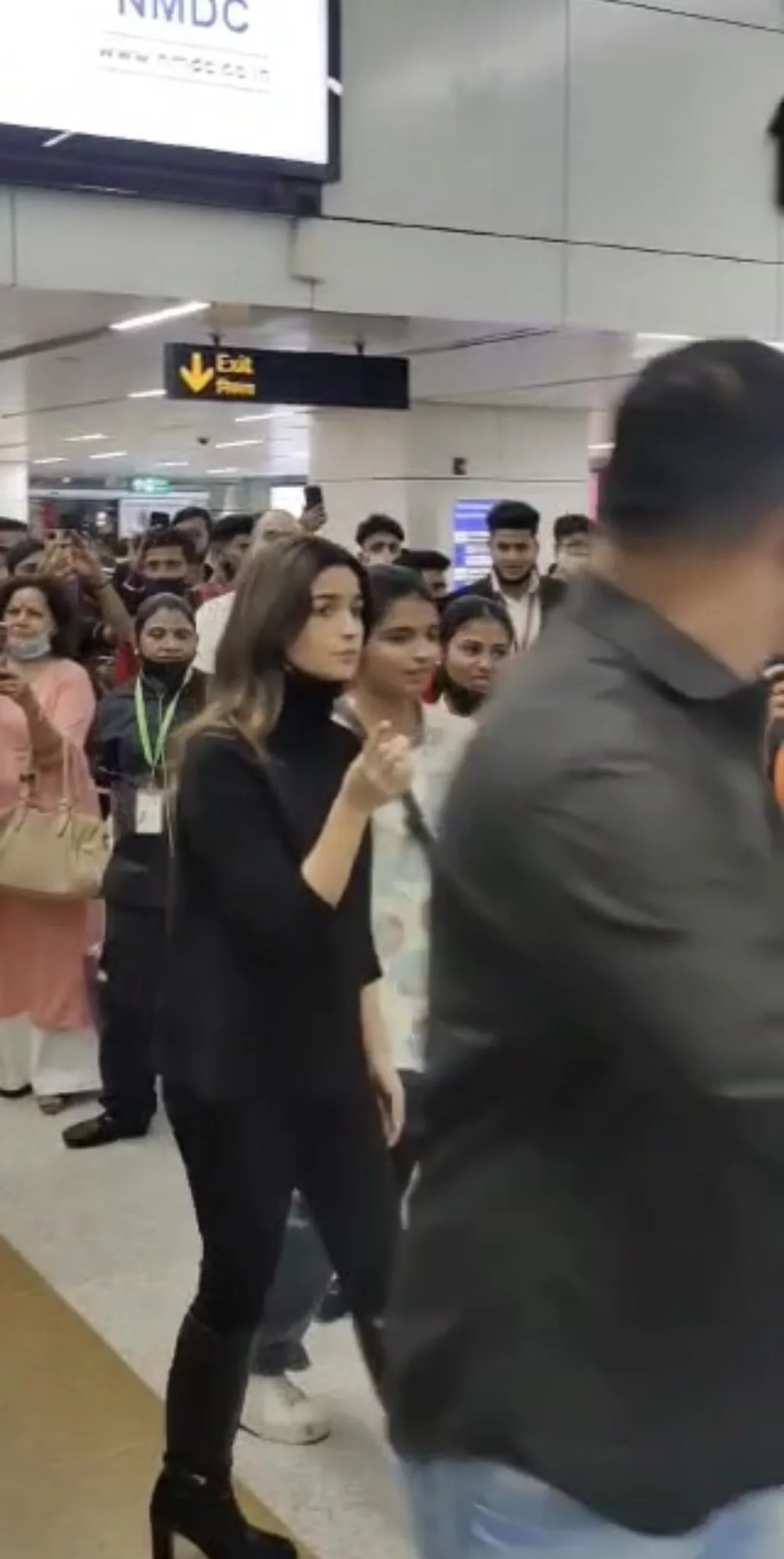 Bollywood star Alia Bhatt springs a surprise at Delhi airport!