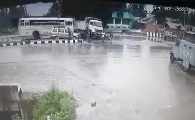 Video: Speeding bus carrying Amaranth Yatris rams into truck, 20 injured