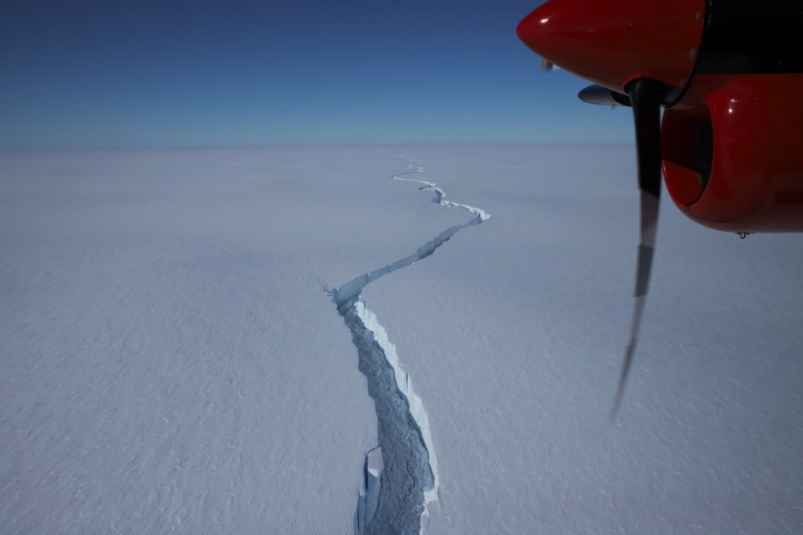 Massive iceberg comes off the Antarctic ice shelf