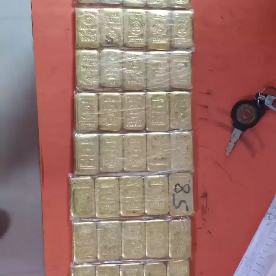 Customs officials seize 4.64 kg smuggled gold in Kolkata