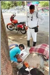 Kind-hearted Kolkata traffic cop helps homeless boy with school lessons