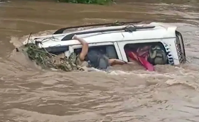 Video: Flood water sweeps SUV off bridge in Nagpur district, 3 killed and three missing